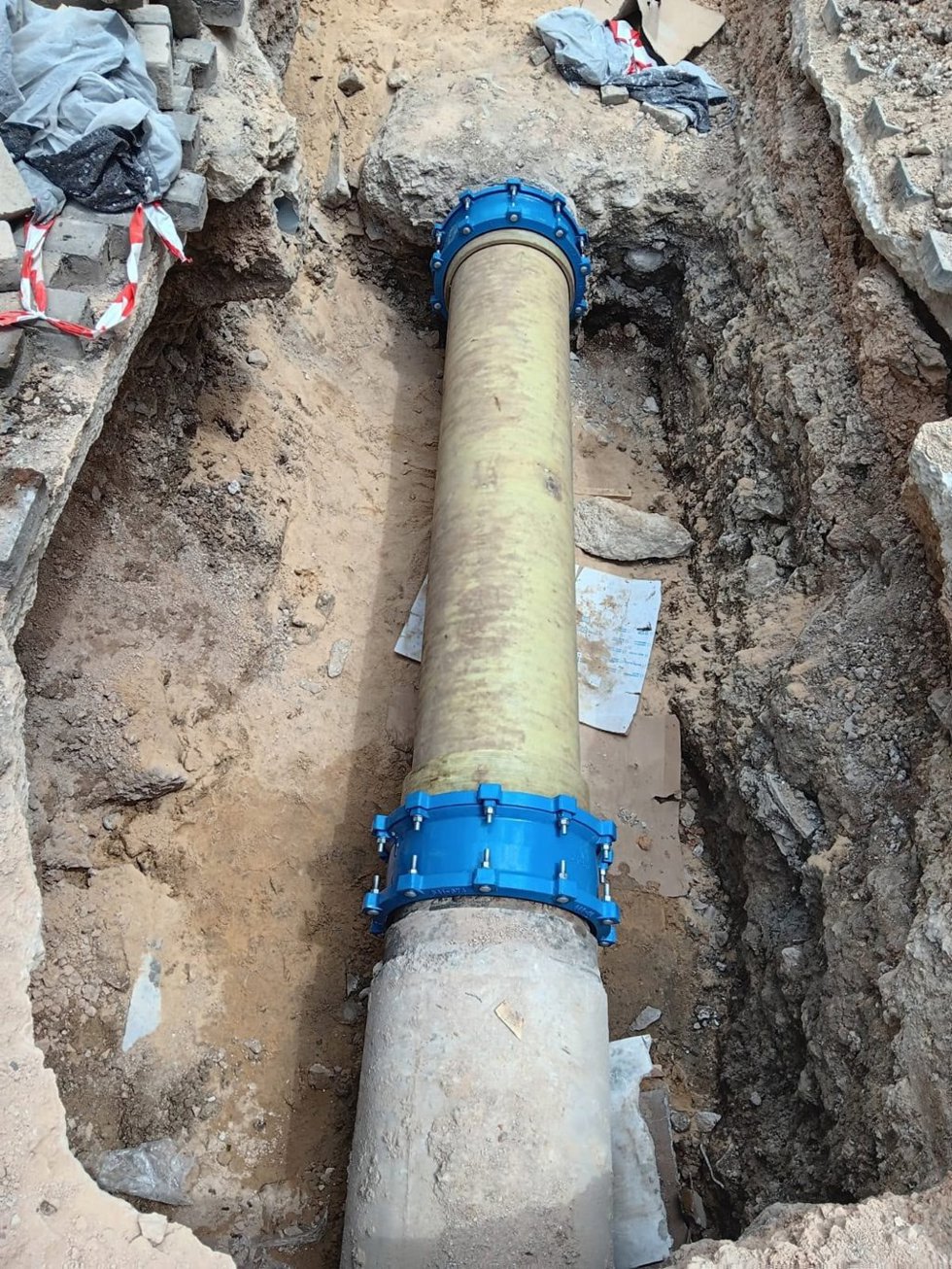 Aguas de Cuenca repara la tubería rota de la Puerta de Valencia y el suministro ya fluye hasta el Cerro Molina.