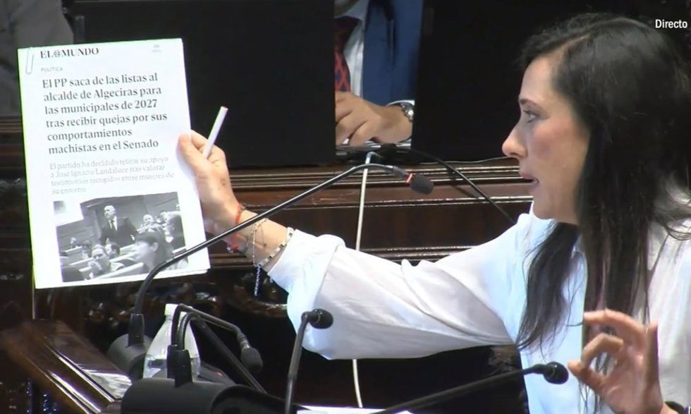 Rocío Arrabal mostrando la publicación de un medio de comunicación sobre el alcalde de Algeciras.