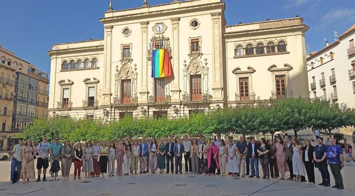 Asistenes al acto organizado por el Ayuntamiento con motivo del Día Internacional del Orgullo Lgtbi+.