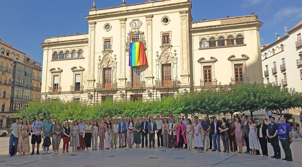 Asistenes al acto organizado por el Ayuntamiento con motivo del Día Internacional del Orgullo Lgtbi+.