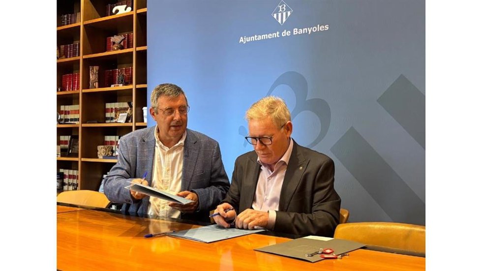 El alcalde de Banyoles (Girona), Miquel Noguer, y el secretario general del Departamento de Economía y Finanzas de la Generalitat, Juli Fernández.