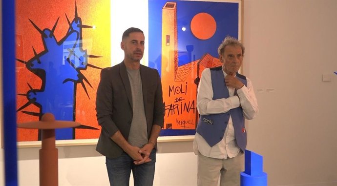 L'alcalde de Mislata, Carlos Fernández Bielsa, (e) i l'artista Miquel Navarro en la presentació a mitjans de la Casa Taller.
