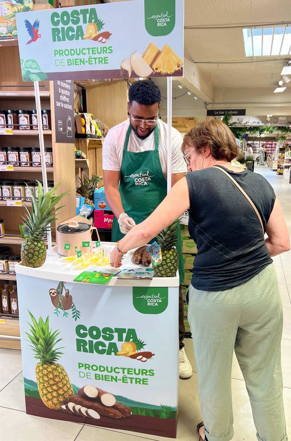 Campaña de la Promotora del Comercio Exterior de Costa Rica (Procomer) para dar a conocer en Francia sus productos de yuca y piña.