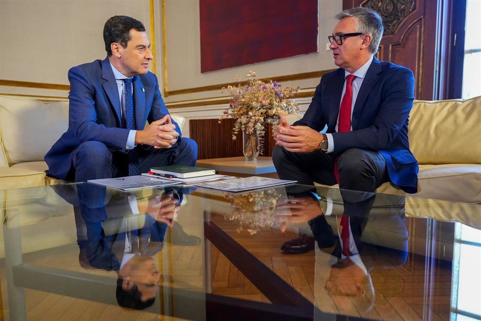 Archivo - El presidente de la Junta de Andalucía, Juanma Moreno, y  el portavoz del Grupo Parlamentario Vox, Manuel Gavira, en una reunión. Imagen de archivo.