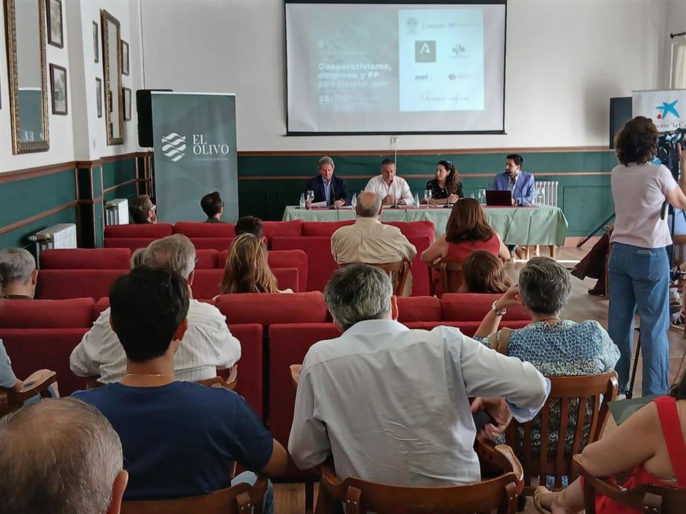 La delegada del Gobierno en Jaén por suplencia, Ana Mata, en la apertura de las II Jornadas 'Cooperativismo, empresa y FP para impulsar Jaén'.
