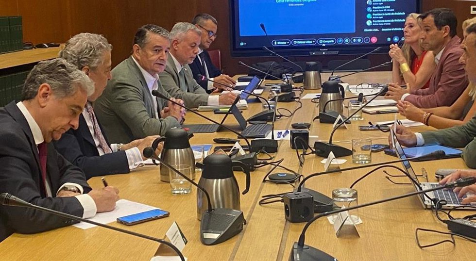 Reunión de la Comisión Interdepartamental Andaluza de Ayuda Humanitaria ante una Emergencia Internacional presidida por el consejero en funciones de Sanidad, Presidencia y Emergencias, Antonio Sanz.