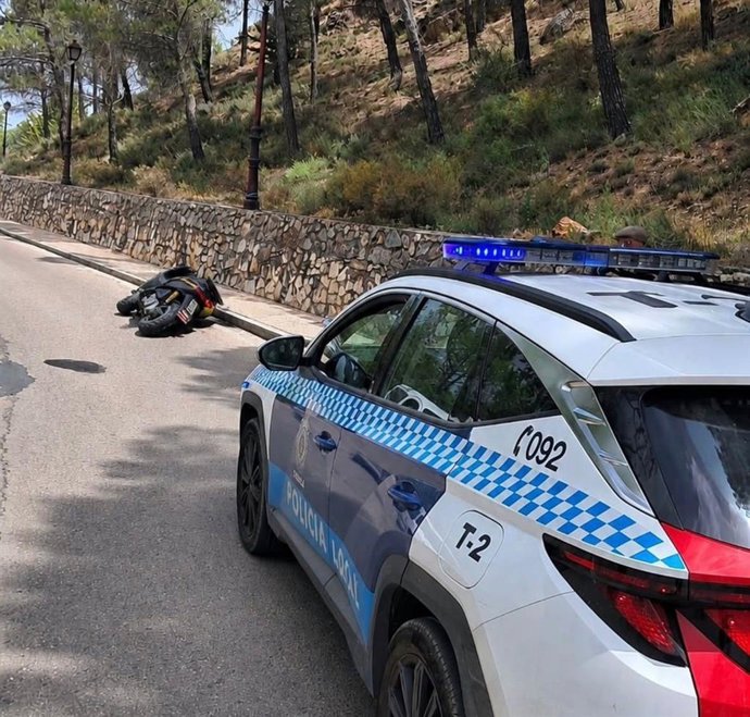 Trasladan al hospital de Cuenca a un motorista tras sufrir una caída en el Camino de San Isidro.