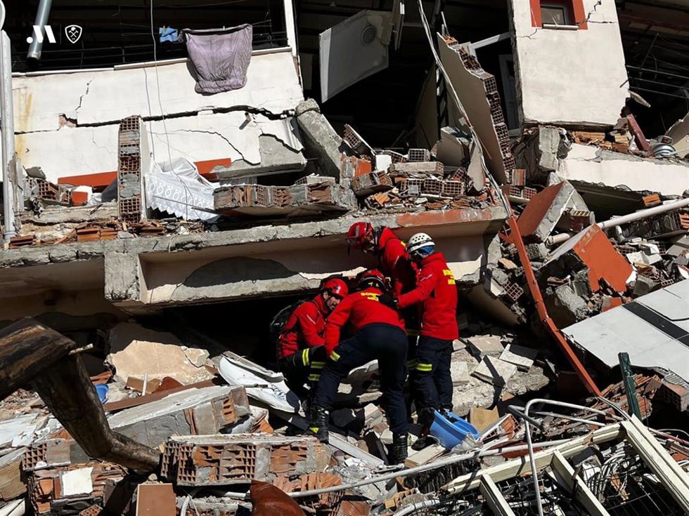 Archivo - Imagen de archivo de bomberos del CPB Málaga realizando labores de rescate en otros terremotos.