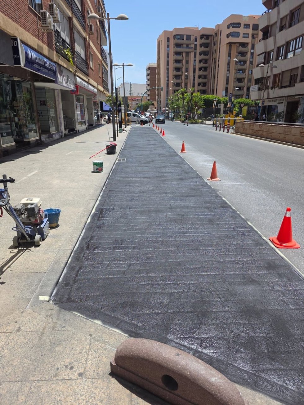 Trabajos de reordenación y señalización en el Paseo de Almería.
