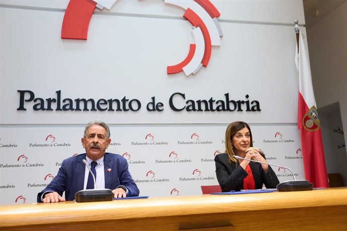 Archivo - El presidente del PRC, Miguel Ángel Revilla y la presidenta de Cantabria, María José Sáenz de Buruaga, tras firmar un acuerdo presupuestario en el Parlamento regional 