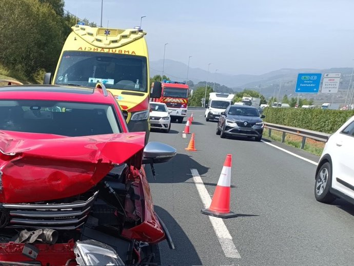 Dos heridos leves en la colisión de dos coches y un camión en la A-8 en Colindres