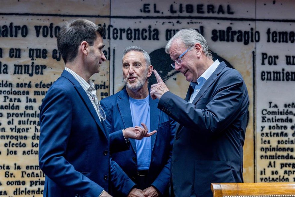 El presidente de la Corporación de Radio y Televisión Española, José Pablo López Sánchez (i), comparece de manera periódica ante la Comisión Mixta de Control Parlamentario de la Corporación RTVE y sus Sociedades, en el Senado, a 25 de junio de 2026, en Ma