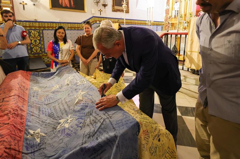 El alcalde de Sevilla, José Luis Sanz, durante su visita a la capilla de la Divina Pastora de Santa Marina.