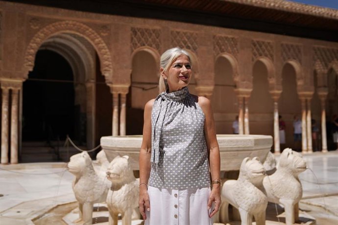 La consejera de Cultura y Deporte en funciones, Patricia del Pozo, druante su visita al Patio de los Leones de la Alhambra.