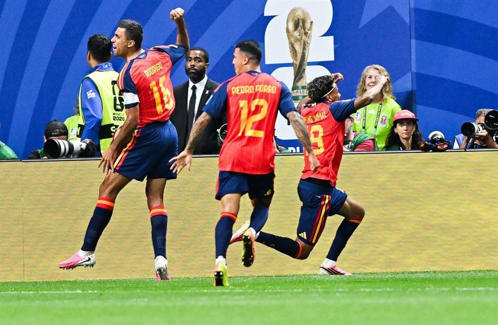 Rodri y Pedro Porro celebran el 1-0 de Lamine Yamal en el España-Arabia Saudí del Mundial 2026
