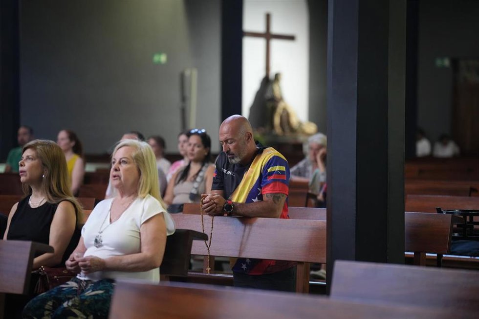 Misa y rosario por Venezuela en el Santuario de Santa Gema, a 25 de junio de 2026, en Barcelona, Catalunya (España). La comunidad de Coromotanos en Barcelona ha organizado una misa y rosario por Venezuela tras el doble terremoto de magnitud 7,2 y 7,5 en l
