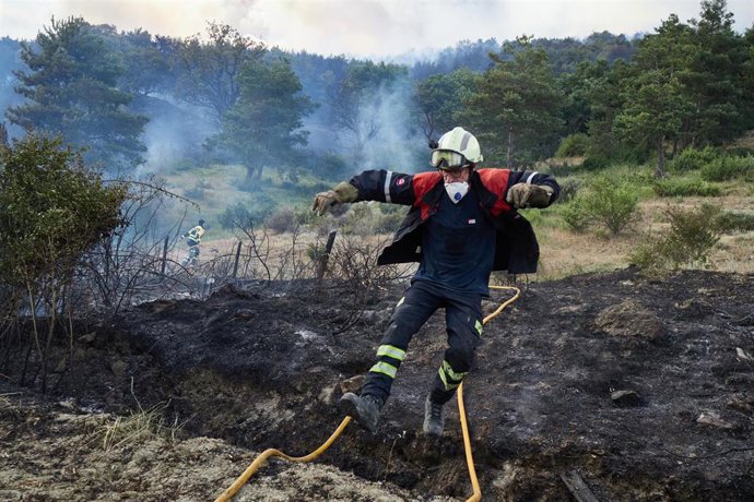 Varios bomberos tratan de extinguir un fuego, a 25 de junio de 2026, en Ezcabarte, Navarra (España).