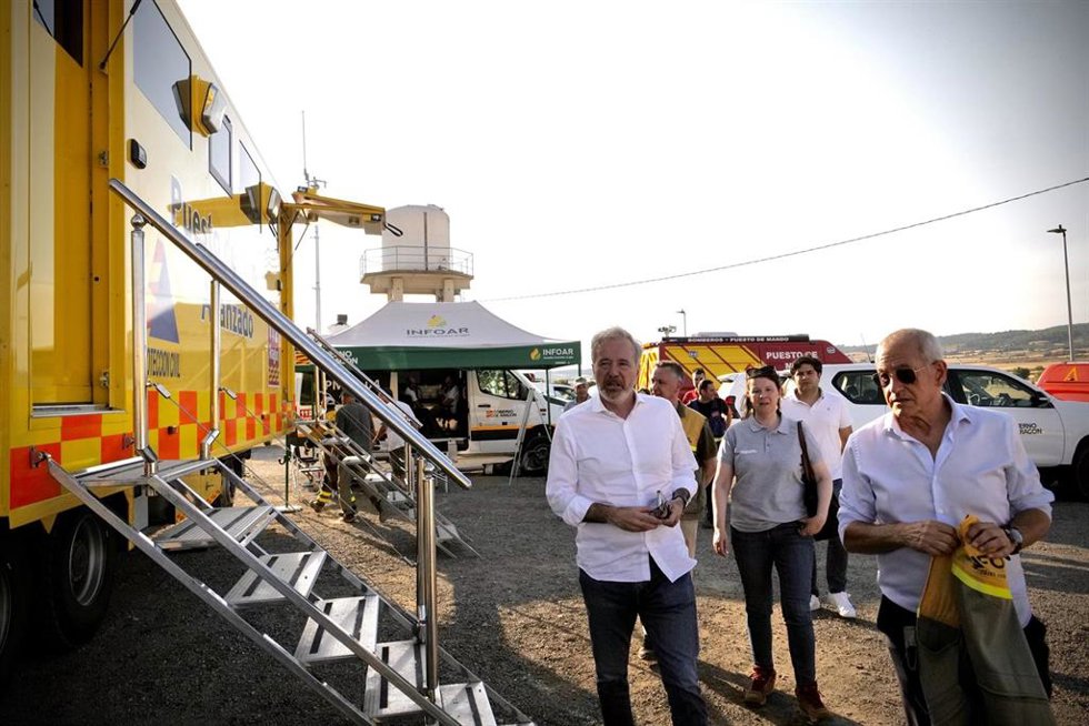 El presidente del Gobierno de Aragón, Jorge Azcón, en el Puesto de Mando Avanzado en Alcampell.