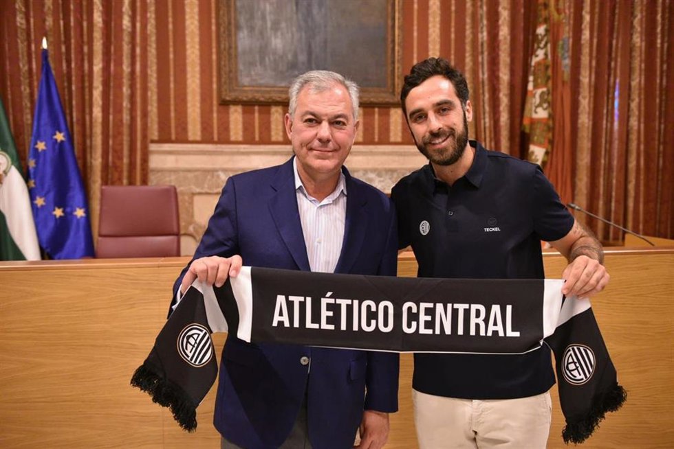 El alcalde de Sevilla, José Luis Sanz, en la recepción al Club Atlético Central en el Ayuntamiento.
