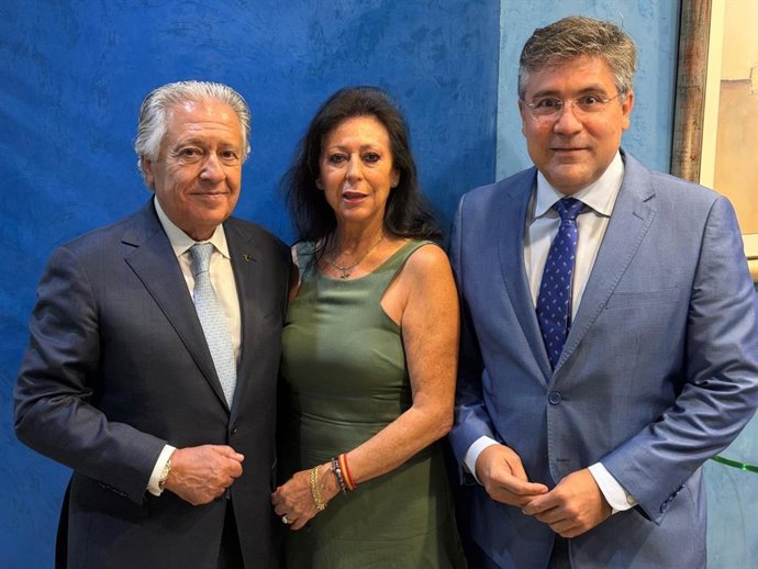 María Dolores Jiménez (centro), entre el presidente de Fadeco, Rafael Sánchez (izda.),  y el presidente de la CNC, Pedro Fernández Alén (dcha.), en un encuentro esta semana.