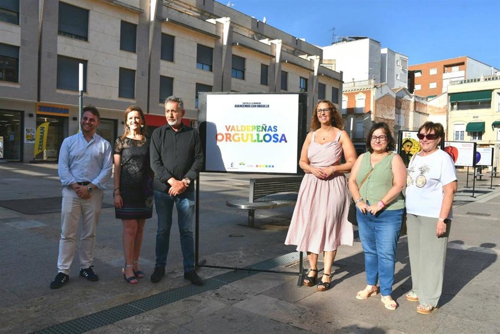 'Paseo Con Orgullo', En La Localidad De Valdepeñas (Ciudad Real).