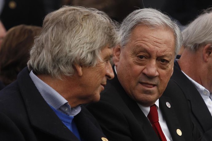 Santiago, 2 de julio de 2016.  Manuel Pellegrini , izquierda, habla con Arturo Salah, antes de inaugurar nna escultura tallada en mármol travertino en homenaje a Fernando Riera  en el bandejón central de las calles Campo de Deportes con Avenida Grecia.