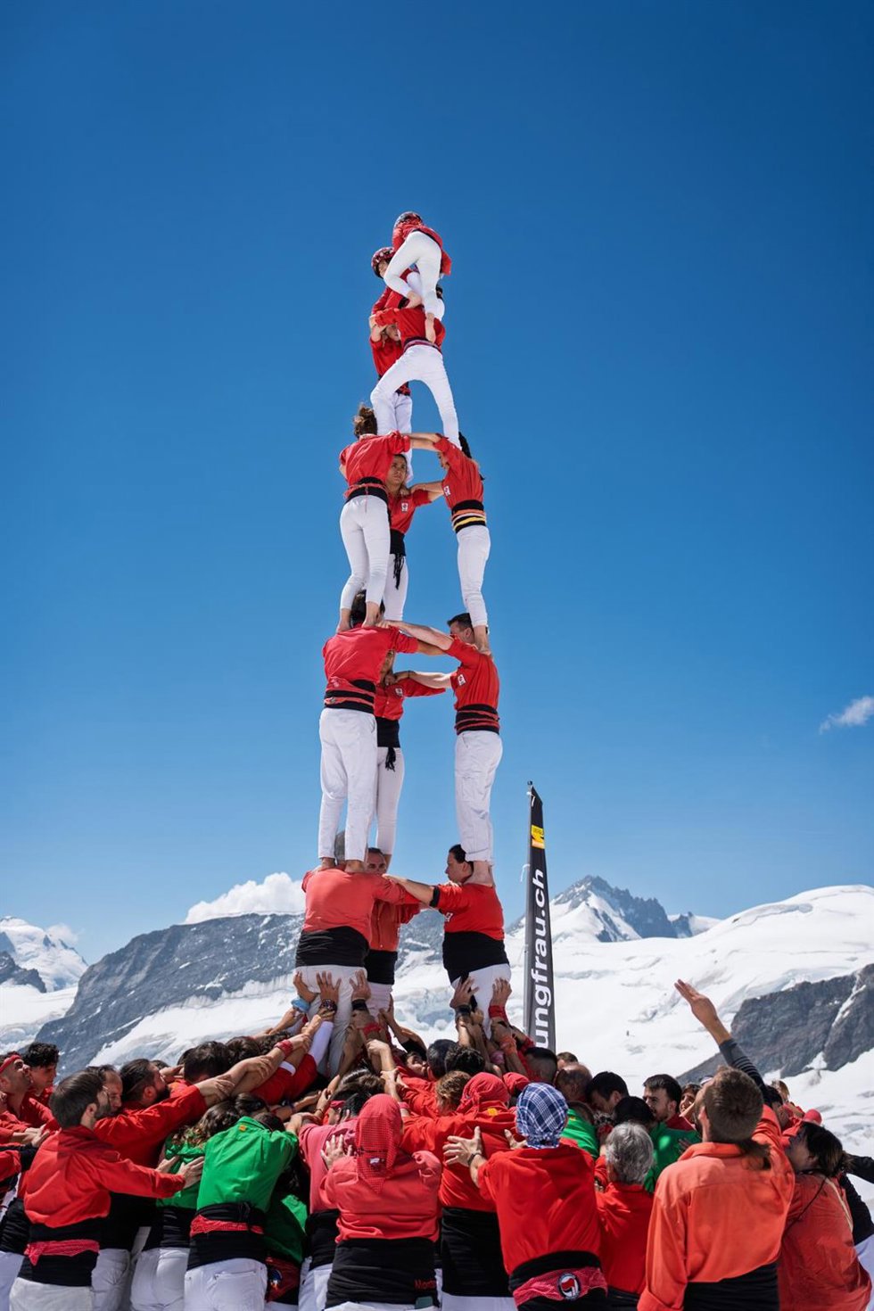Los castellers de Barcelona alzan en Suiza el 'castell' a más altitud "de la historia"