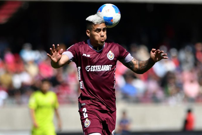 Futbol, Deportes La Serena vs Universidad de Chile. Fecha 23, Liga primera 2025. El jugador de Deportes La Serena Andres Zanini controla el balon durante el partido de primera division contra Universidad de Chile disputado en el estadio La Portada en La