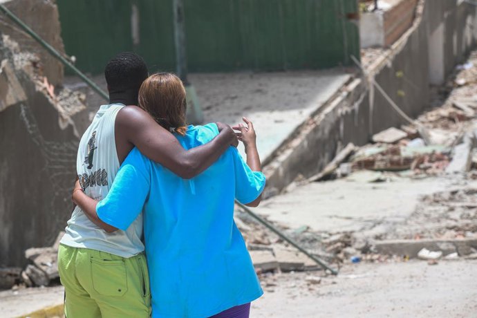 LA GUAIRA, 25 de junho de 2026  -- Um casal se abraça em frente a um prédio desabado no estado de La Guaira, na Venezuela, em 25 de junho de 2026. Dois fortes terremotos, ambos com magnitude superior a 7, abalaram a Venezuela na noite de quarta-feira. A p