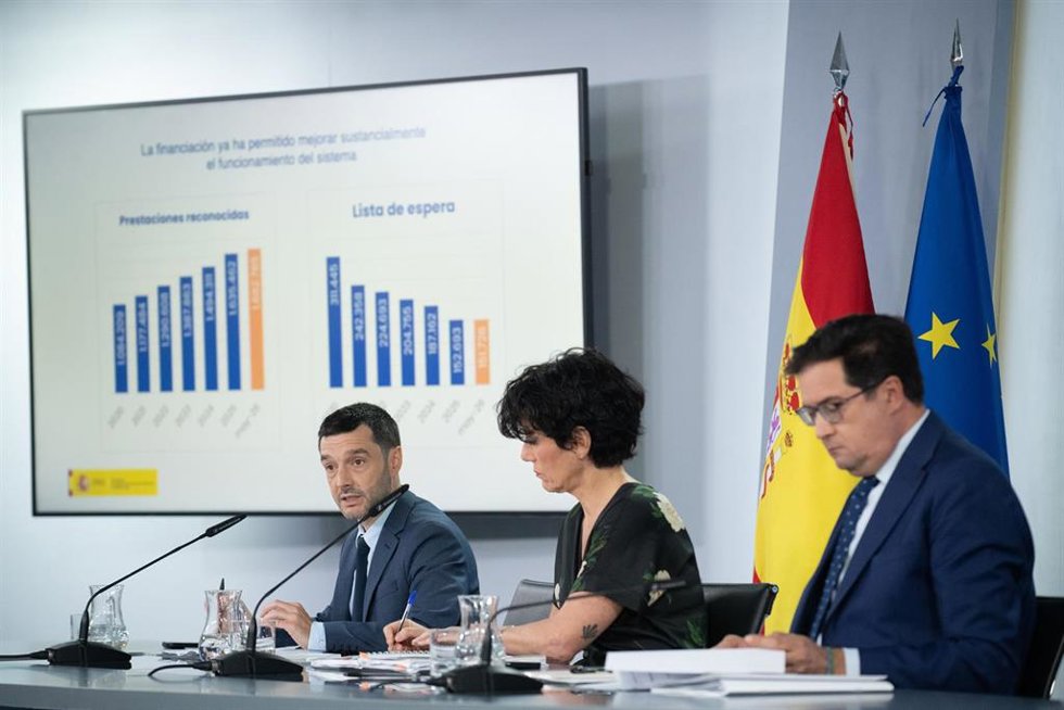 (I-D) El ministro de Derechos Sociales, Consumo y Agenda 2030, Pablo Bustinduy; la ministra de Inclusión, Seguridad Social y Migraciones, Elma Saiz; y el ministro para la Transformación Digital y de la Función Pública, Óscar López, en una foto de archivo.