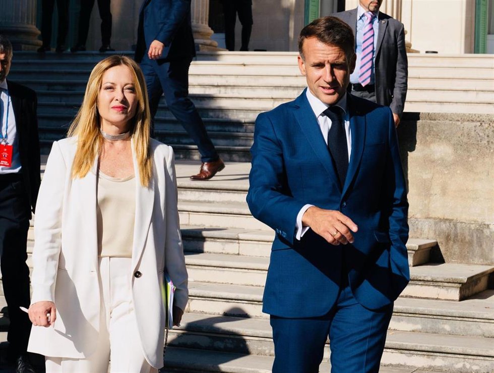 La primera ministra de Italia, Giorgia Meloni, y el presidente de Francia, Emmanuel Macron, en una cumbre bilateral en Antibes, Francia
