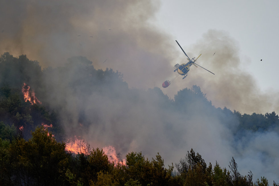 Un helicóptero trata de apagar el incendio de Ezcabarte.
