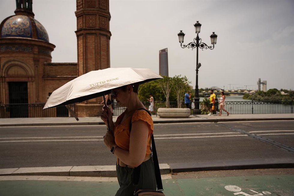 Una mujer se protege del sol con una sombrilla. A 23 de junio de 2026, en Sevilla (Andalucía, España). 
