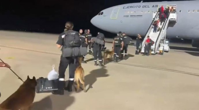 Despega el avión de Defensa con efectivos de la UME en dirección a Venezuela para apoyar en las labores de rescate