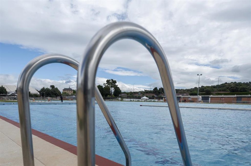 Archivo - Una piscina vacía.