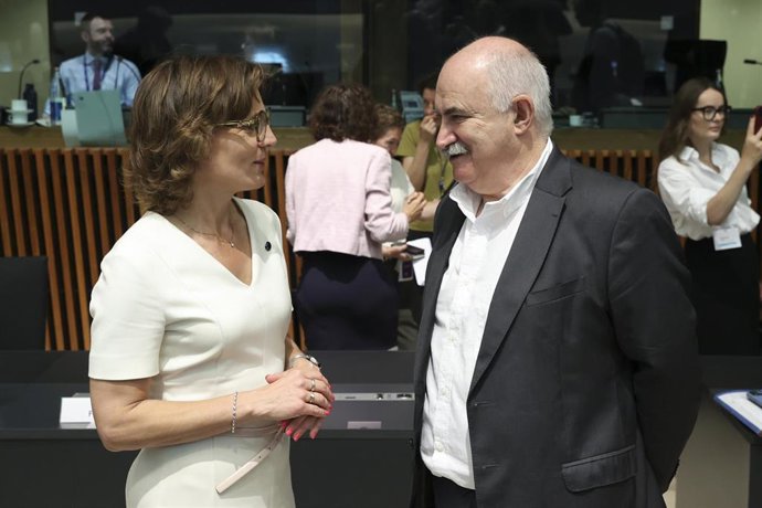 El consejero Aierdi junto a la comisaria de Medio Ambiente, Jessika Roswall.
