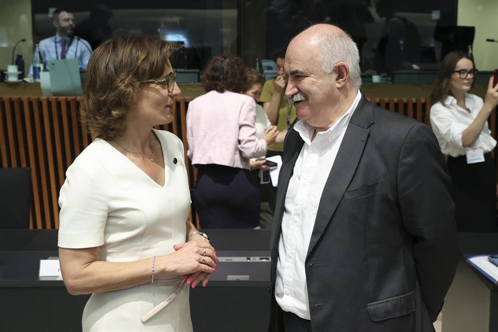 El consejero Aierdi junto a la comisaria de Medio Ambiente, Jessika Roswall.