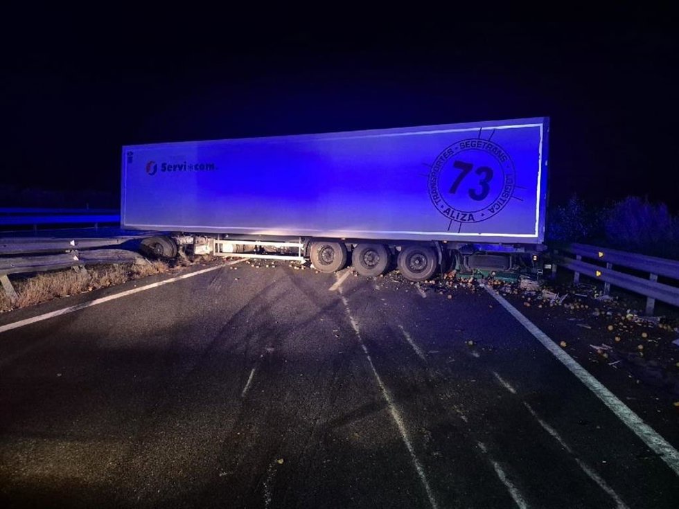 Uno de los camiones accidentados en la A-66 a la altura de Monesterio.