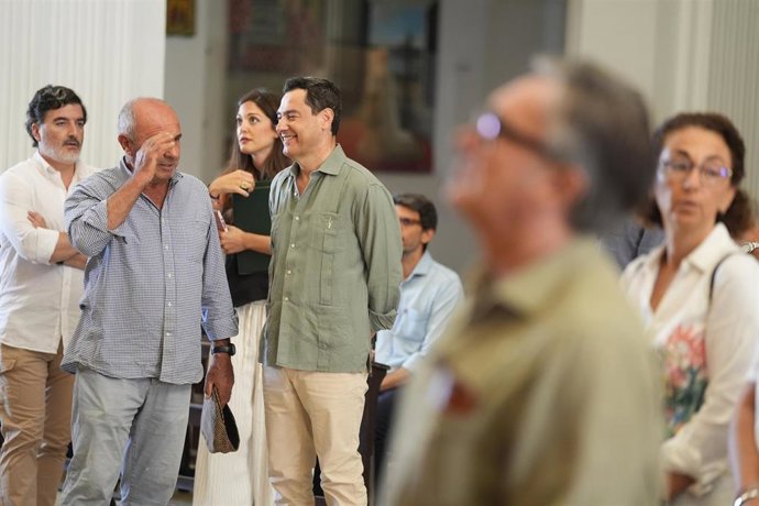 El presidente en funciones de la Junta de Andalucía, Juanma Moreno (4i), coincide con el portavoz de Vox en el Parlamento andaluz, Manuel Gavira (1d), en una visita a la Virgen del Rocío en su ermita, antes de asistir a la tradicional Saca de las yeguas. 