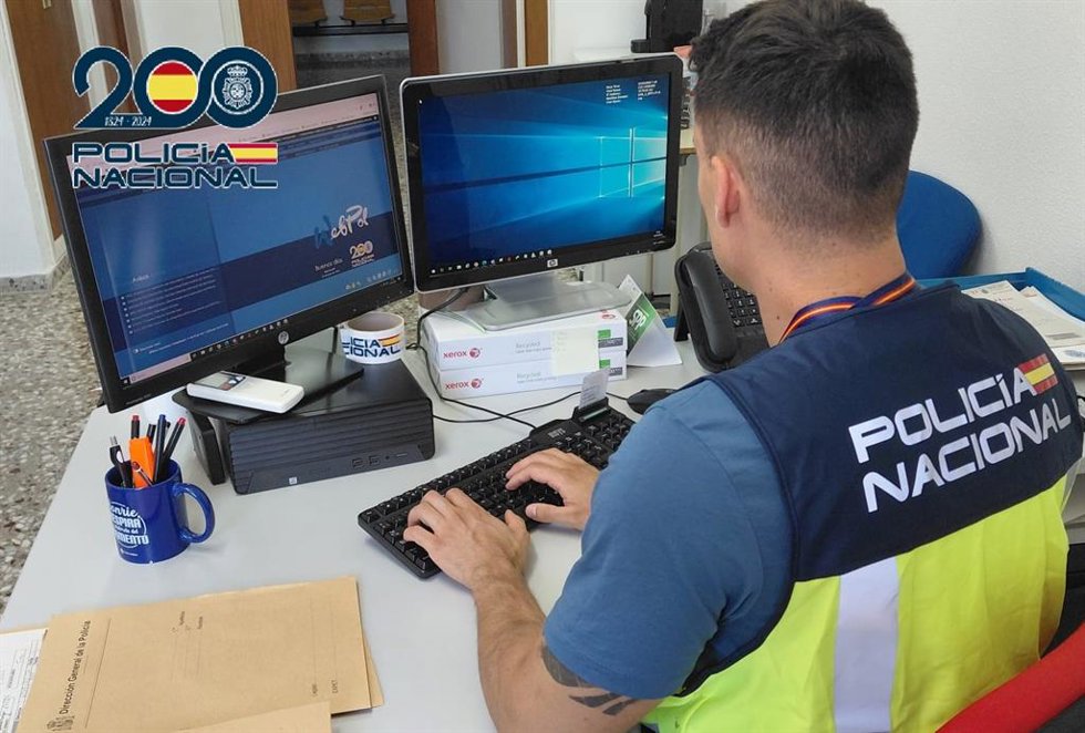 Un agente de la Policía Nacional trabaja en la investigación