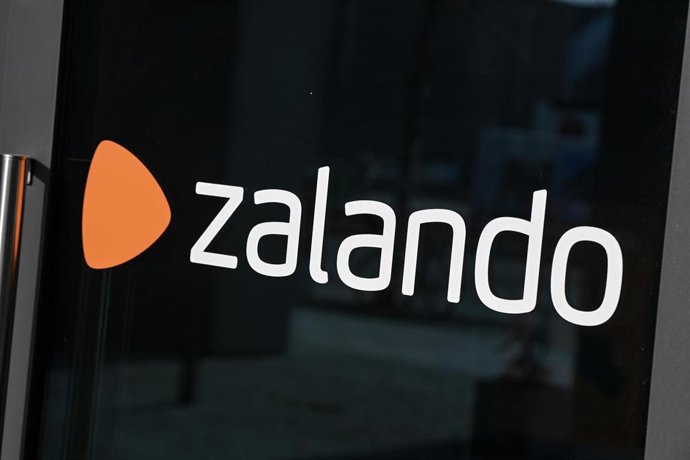 Archivo - FILED - 03 March 2021, Berlin: The logo of online retailer Zalando is pictured on the Zalando Campus at Mercedes-Platz in Berlin.  Earnings were up significantly in fiscal 2023 at Zalando, an online retailer of shoes, fashion and beauty products
