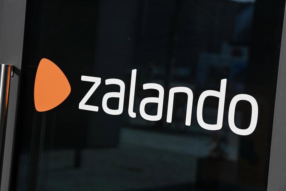 Archivo - FILED - 03 March 2021, Berlin: The logo of online retailer Zalando is pictured on the Zalando Campus at Mercedes-Platz in Berlin.  Earnings were up significantly in fiscal 2023 at Zalando, an online retailer of shoes, fashion and beauty products