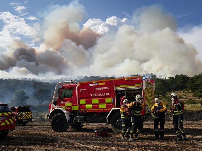 Varias dotaciones de bomberos tratan de extinguir un fuego, a 25 de junio de 2026, en Ezcabarte, Navarra (España).