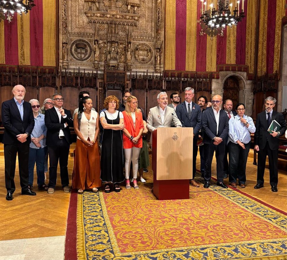 Collboni lee la declaración institucional en solidaridad con el pueblo de Venezuela tras los terremotos