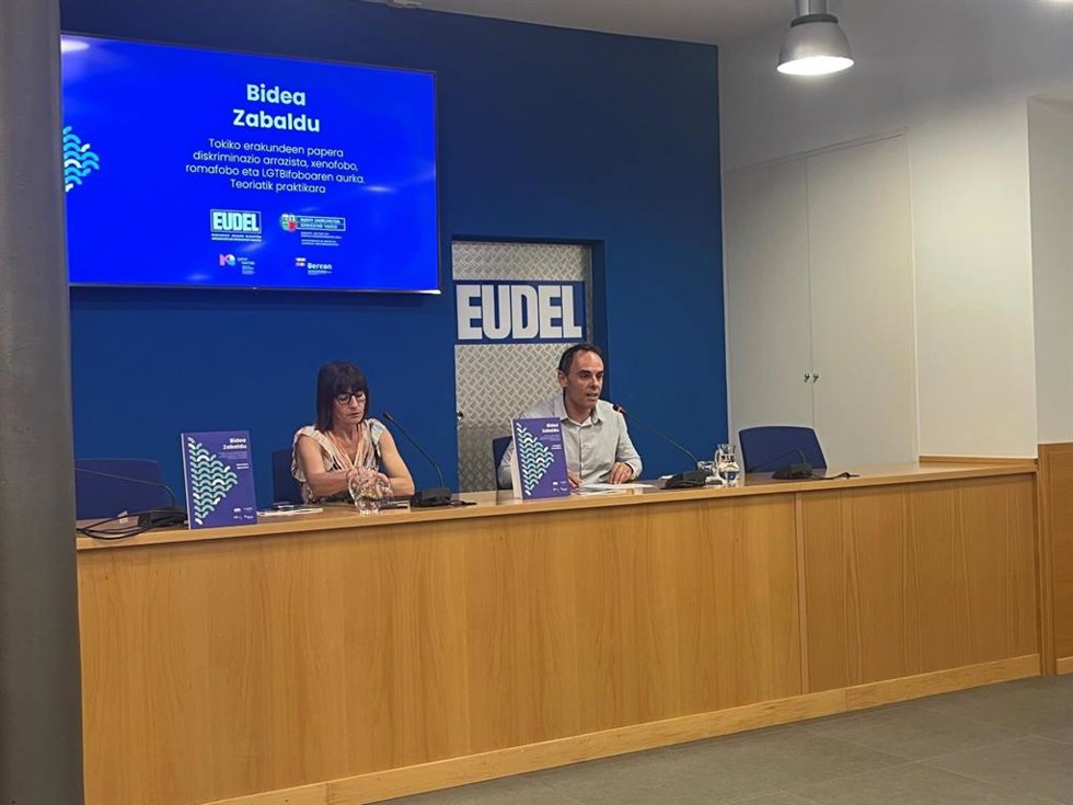 Presentación de Bidea Zabaldu en la sede de Eudel de Bilbao