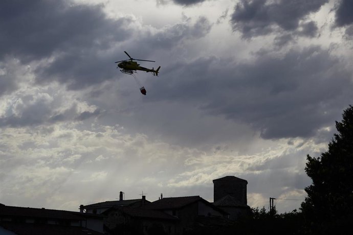 Un helicóptero trata de apagar un fuego, a 25 de junio de 2026, en Ezcabarte, Navarra (España).