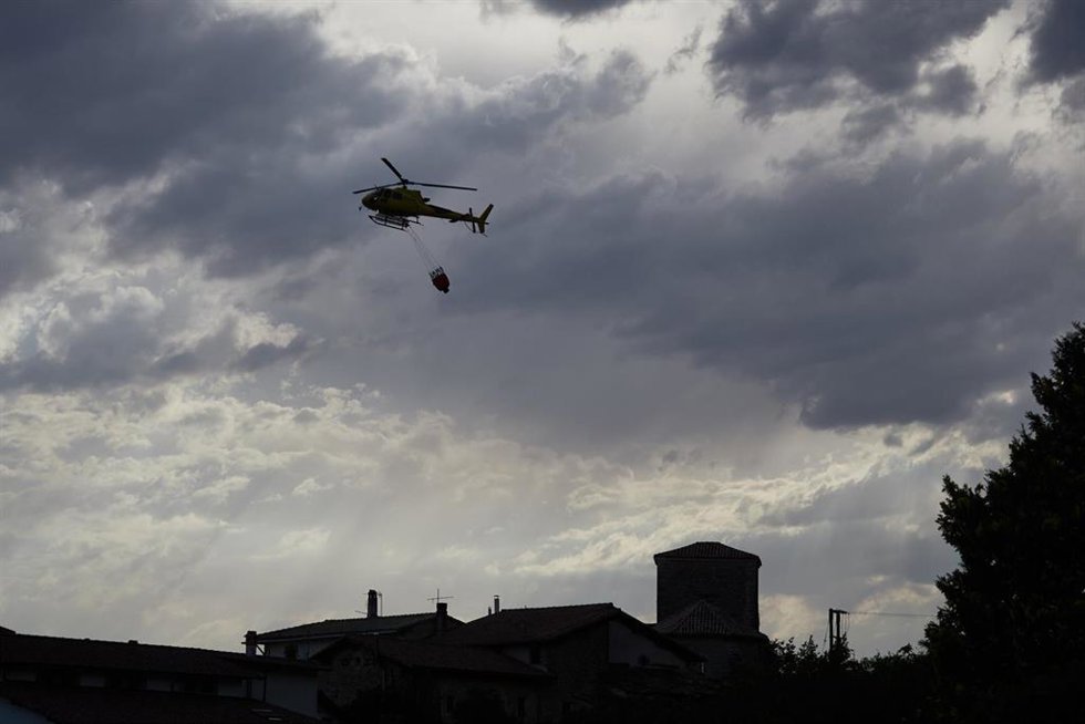 Un helicóptero trata de apagar un fuego, a 25 de junio de 2026, en Ezcabarte, Navarra (España).