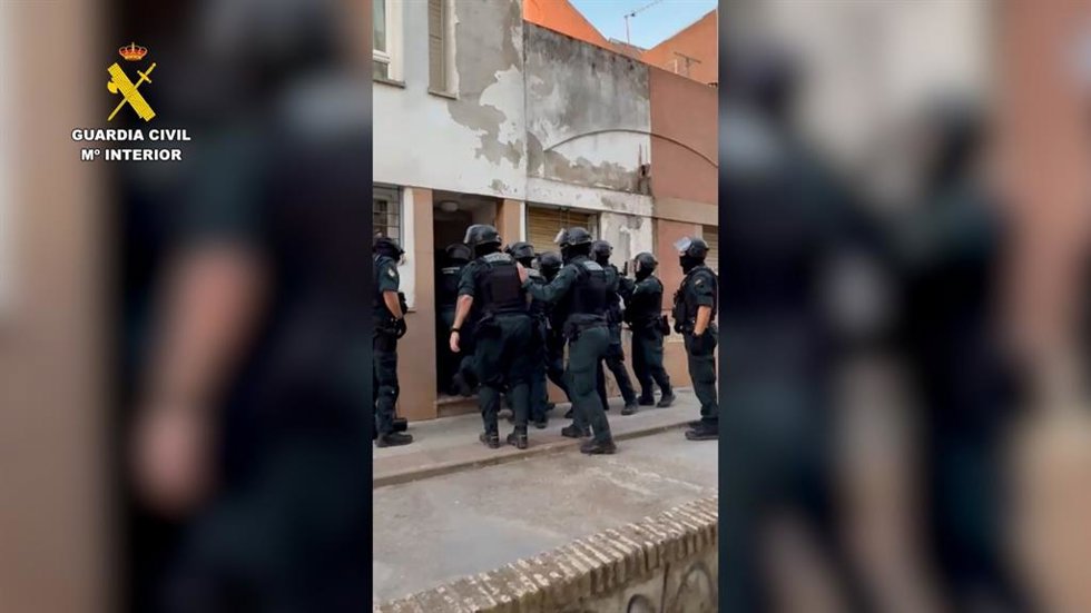 Los agentes se disponen para entrar en uno de los inmuebles del clan familiar de narcotraficantes que radicaba en Castilleja de la Cuesta