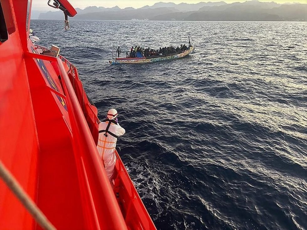Archivo - Salvamento Marítimo en el rescate de un grupo de migrantes a bordo un cayuco que fue interceptado al sur de Gran Canaria cuando navegaba hacia las islas procedente del continente africano