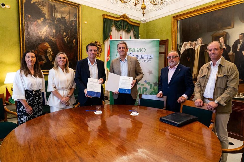 El presidente de la Federación Andaluza de Municipios y Provincias (FAMP) y alcalde de Córdoba, José María Bellido, y el presidente de la Federación Andaluza de Caza (FAC), José María Mancheño, tras firmar un convenio de colaboración.